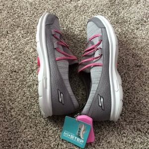NWT Skechers Goga step slip in sneaker.